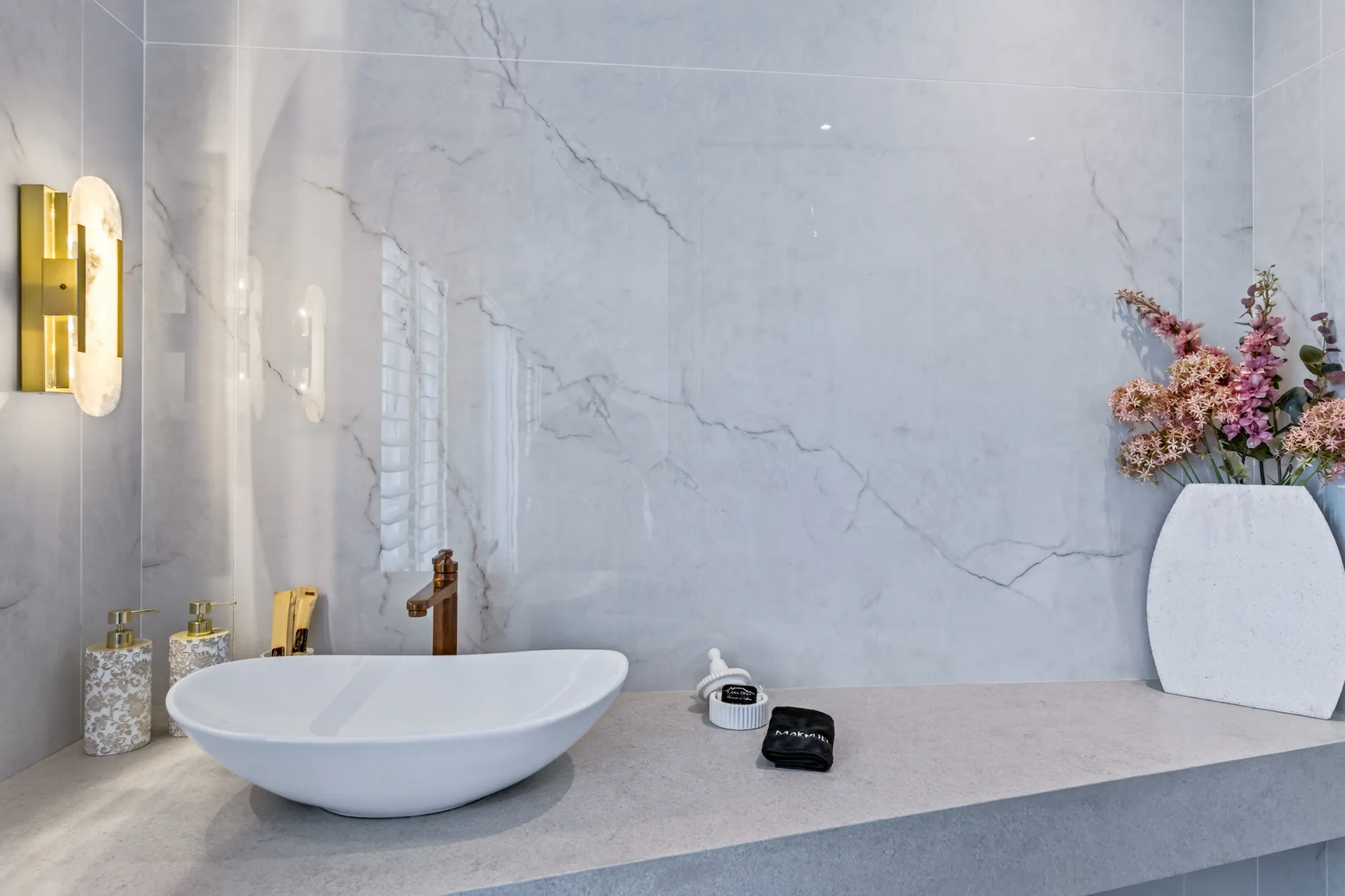 A marble bathroom basin with brass fittings at Casa Dias