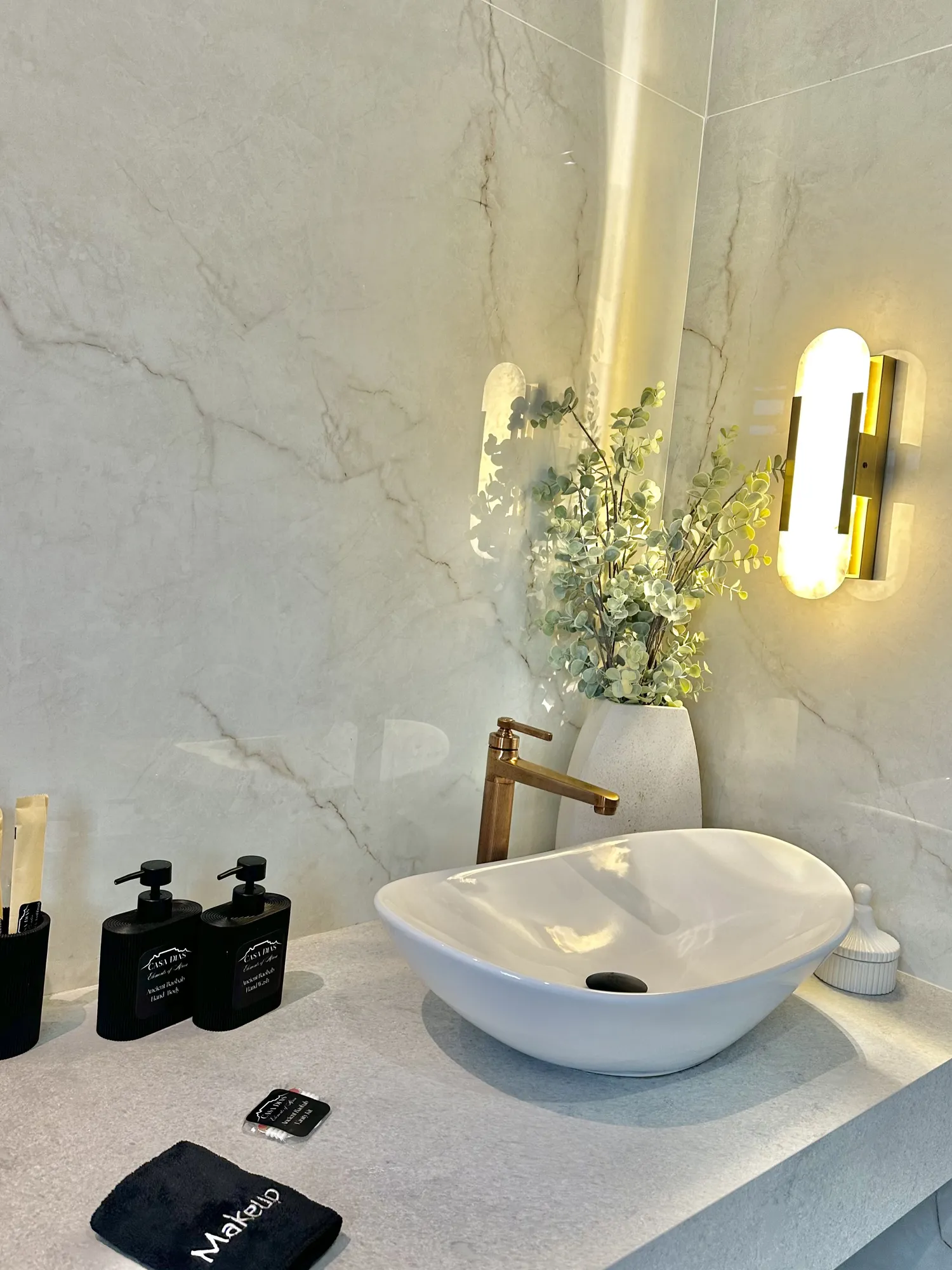 A vessel basin with brass fittings in a Casa Dias bathroom