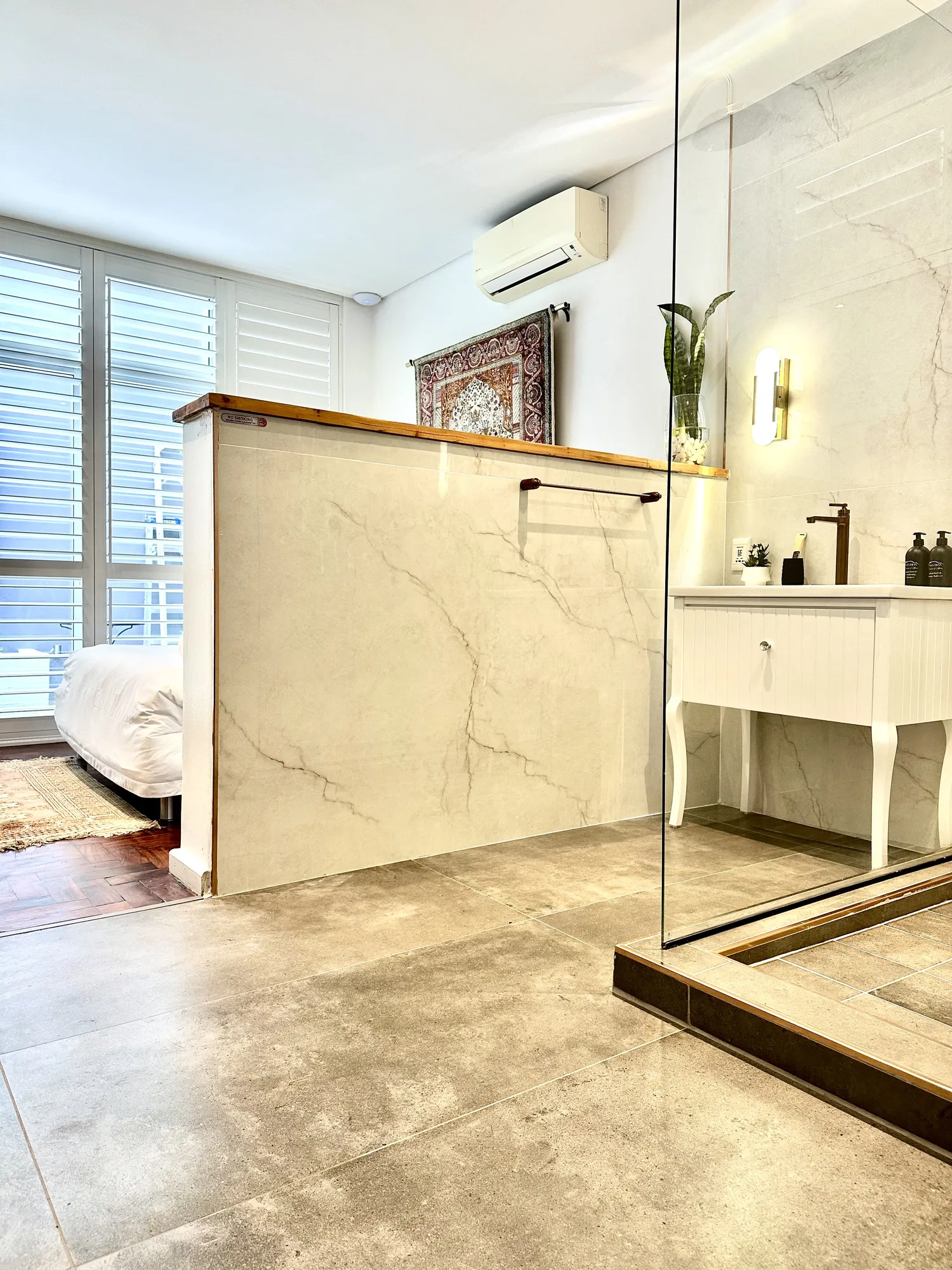 A Casa Dias bedroom opening into a marble en-suite