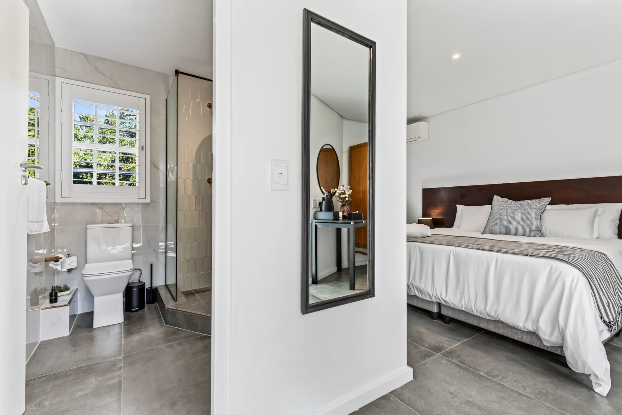 A Casa Dias bedroom with its en-suite bathroom in view