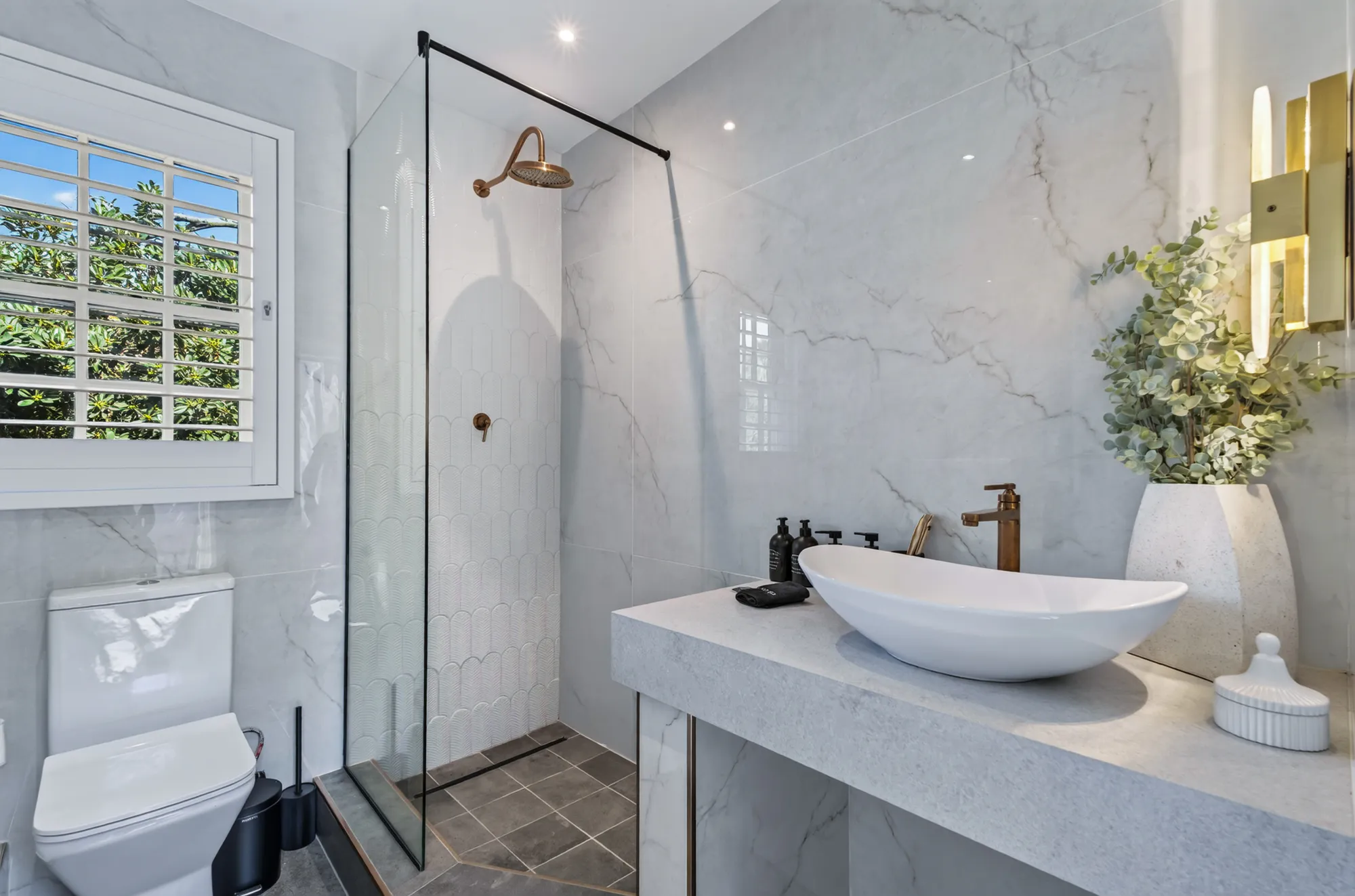 An en-suite shower room with marble walls at Casa Dias